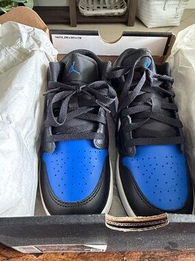 Jordan Low Top Sneakers - Black/Blue
